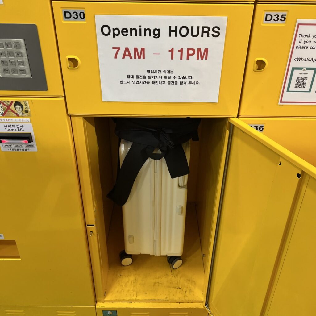 韓国・弘大(ホンデ)の「Luggage Storage」ロッカーにキャリーケースとリュックを入れたサイズ感